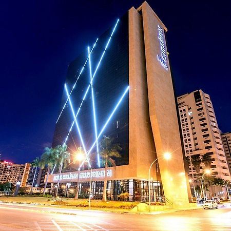 ホテル クリナン Hプラス プレミアム ブラジリア エクステリア 写真 The hotel at night