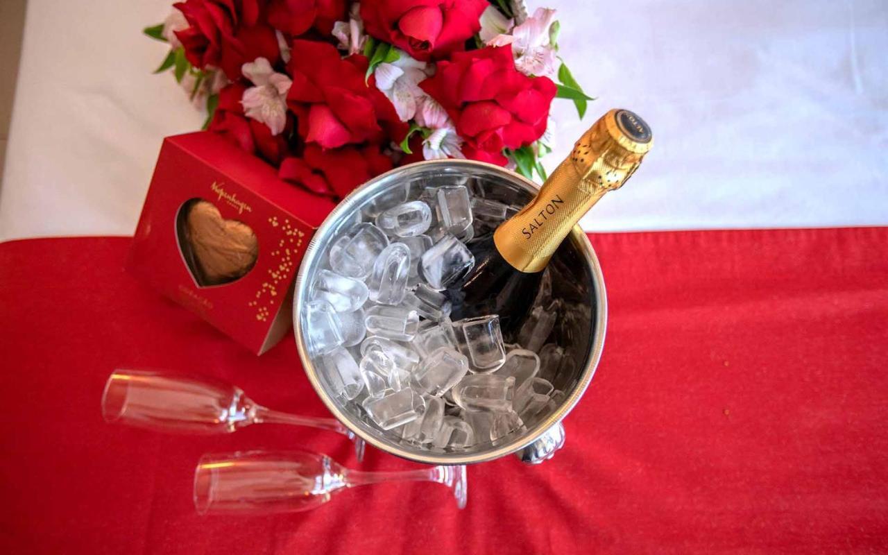 ホテル クリナン Hプラス プレミアム ブラジリア エクステリア 写真 Champagne in a champagne bucket