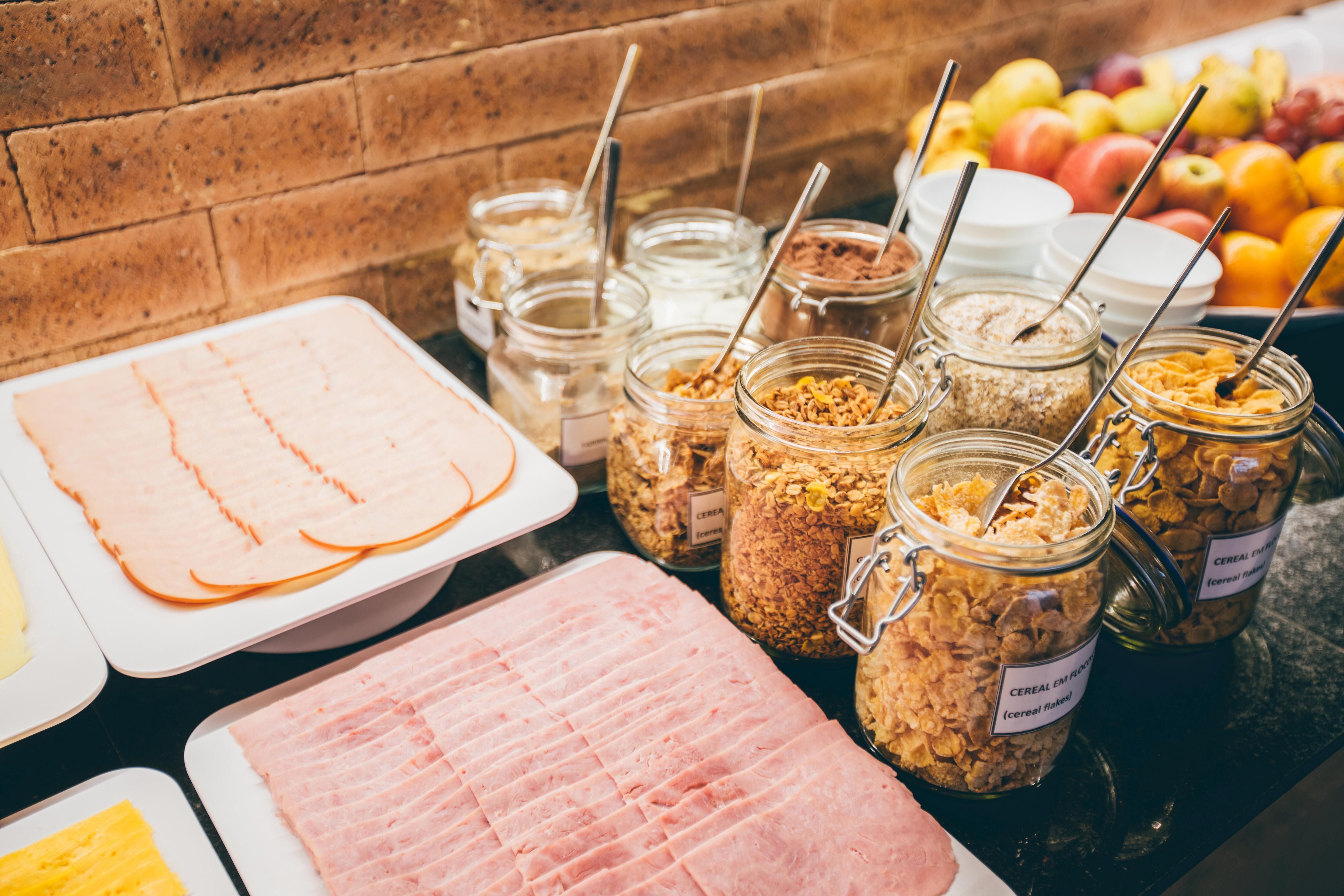 ホテル クリナン Hプラス プレミアム ブラジリア エクステリア 写真 Müsli and ham at a breakfast buffet