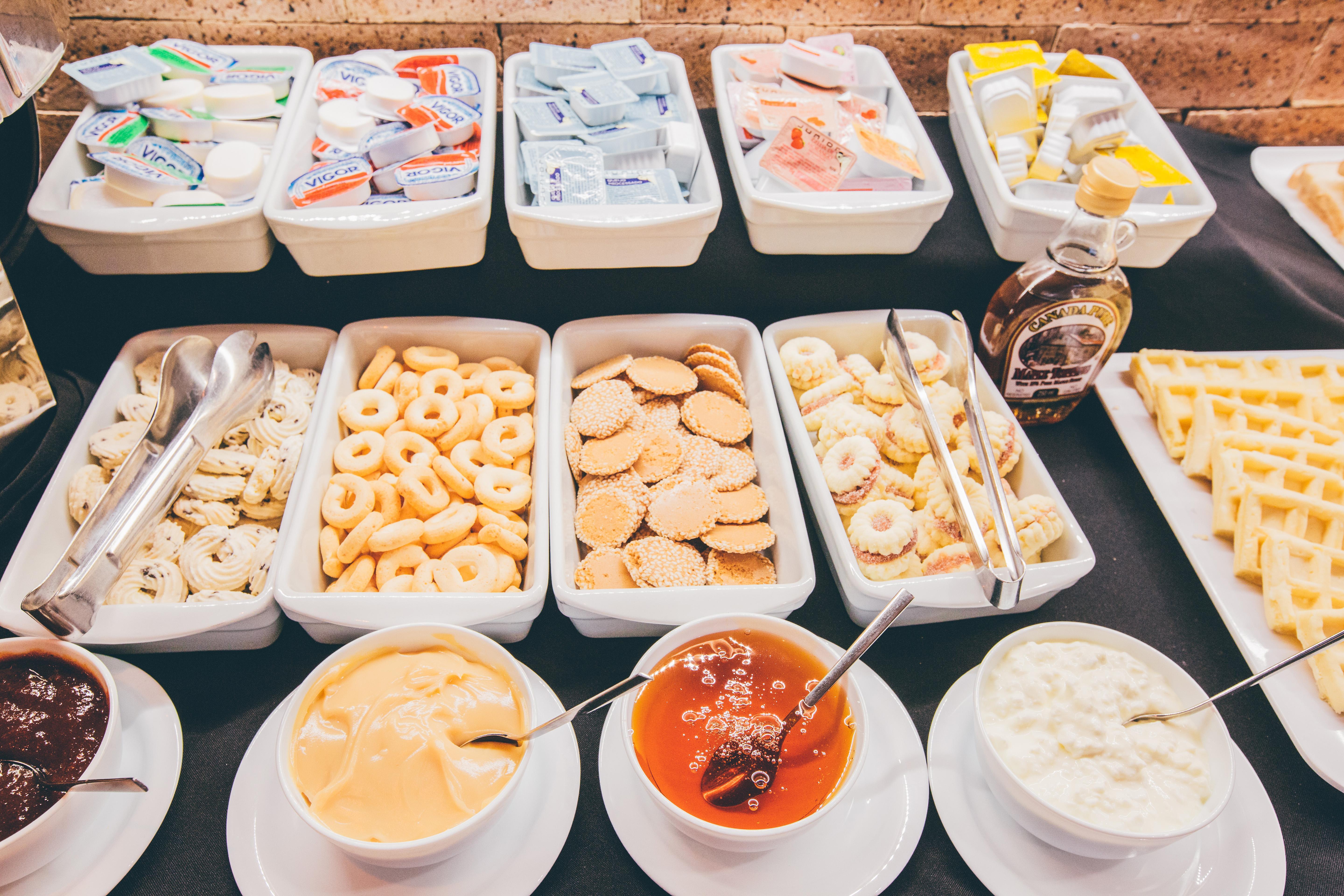 ホテル クリナン Hプラス プレミアム ブラジリア エクステリア 写真 A selection of cheese at a buffet