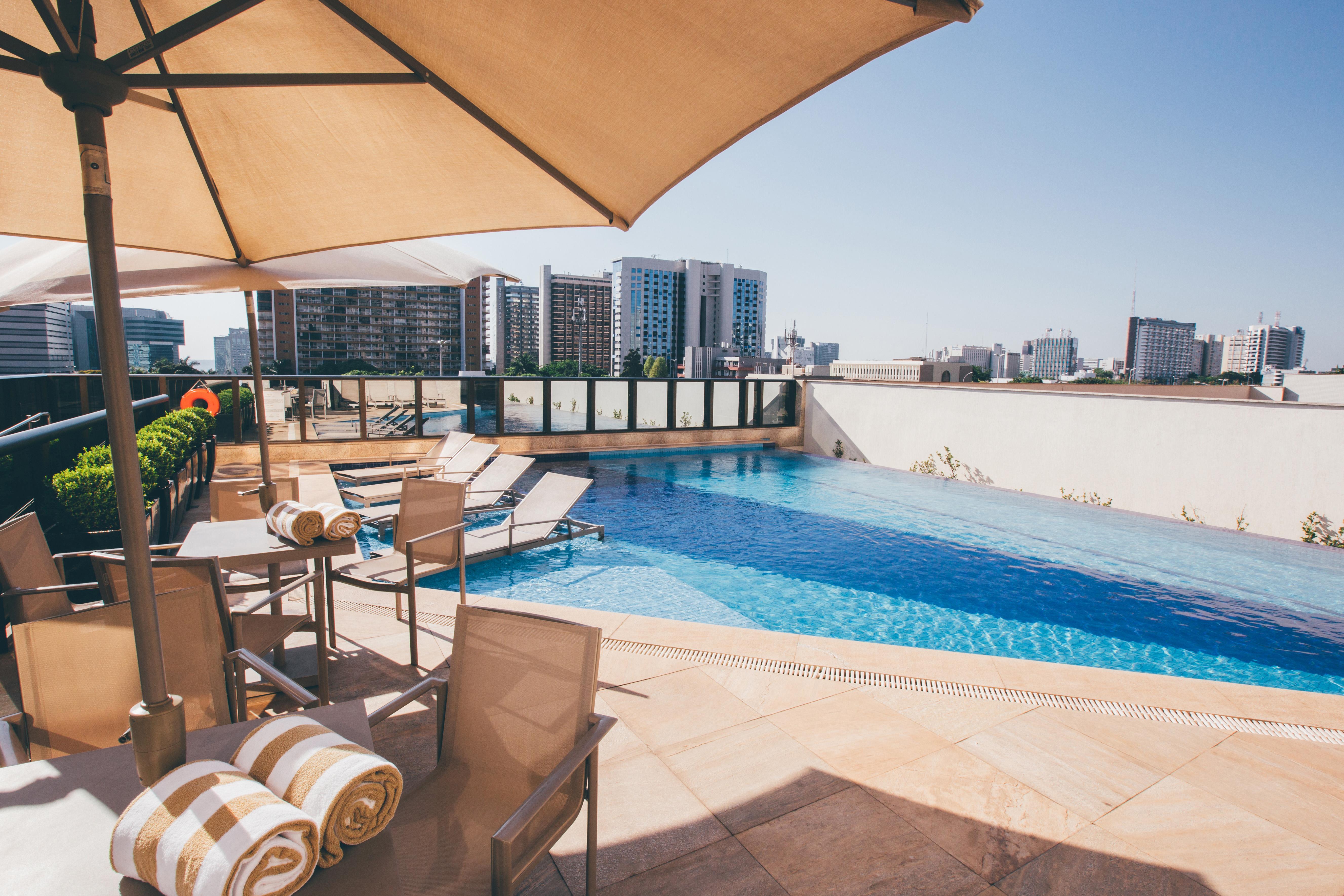 ホテル クリナン Hプラス プレミアム ブラジリア エクステリア 写真 Rooftop pool at the hotel